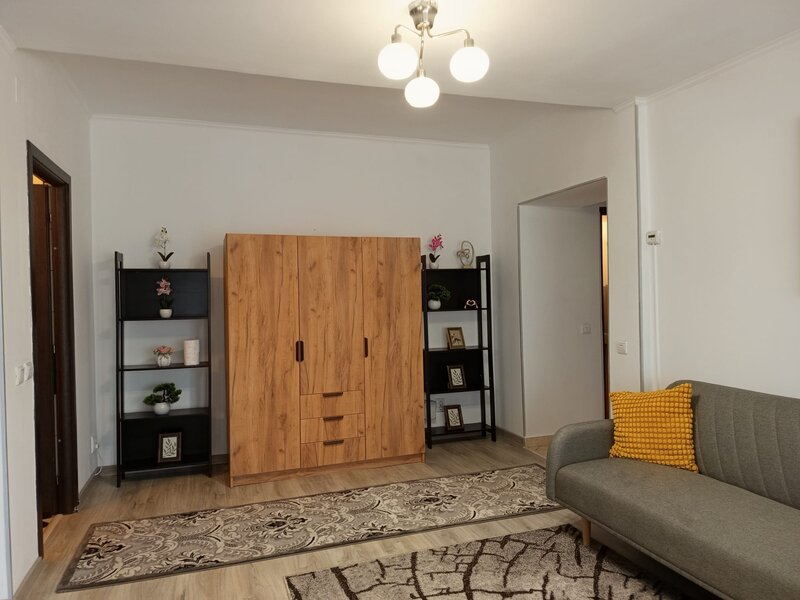 Piata Romana, Vand apartament cu 2 camere balcon 8,52m,ideal airbnb